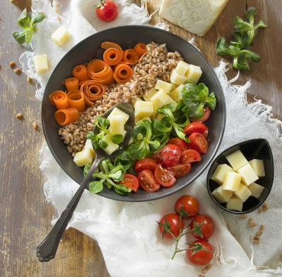 Bowl proteica con formaggio italiano pecorino