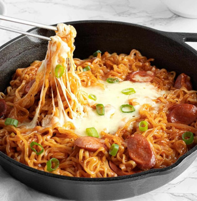 Piatti asiatici con aggiunta di formaggio fuso