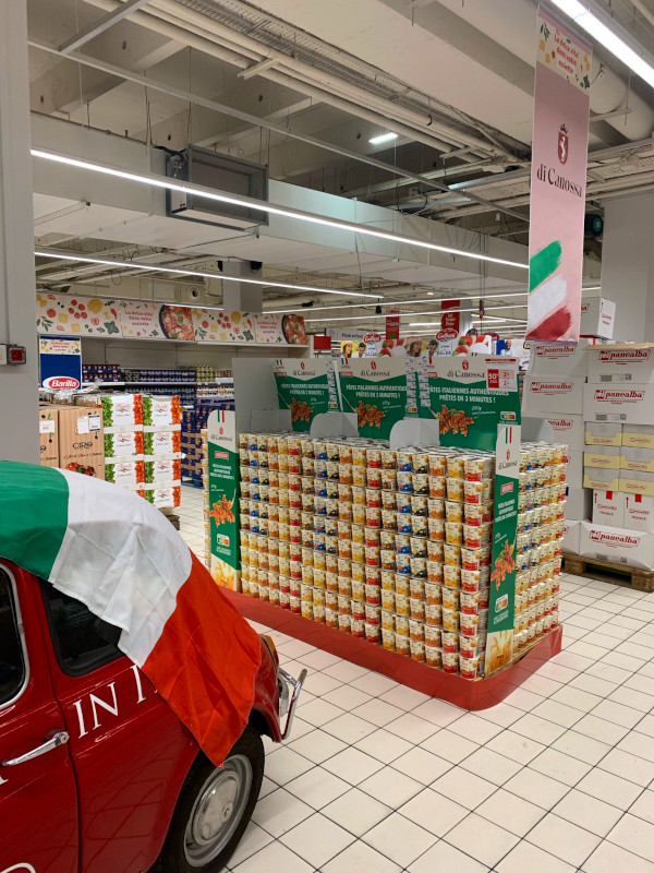 esempio 2: display marchio italiano nel settore retail